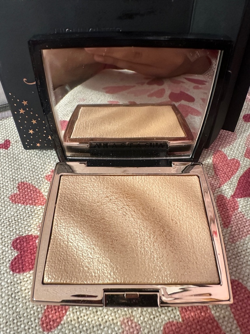 Anastasia Beverly Hills Amrezy Highlighter Compact - Black & Gold - Picture 2 of 5